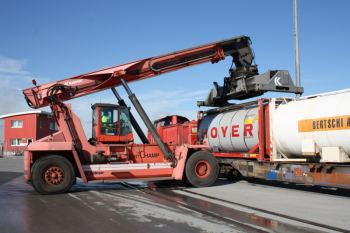Containerumschlag von der Straße auf die Schiene